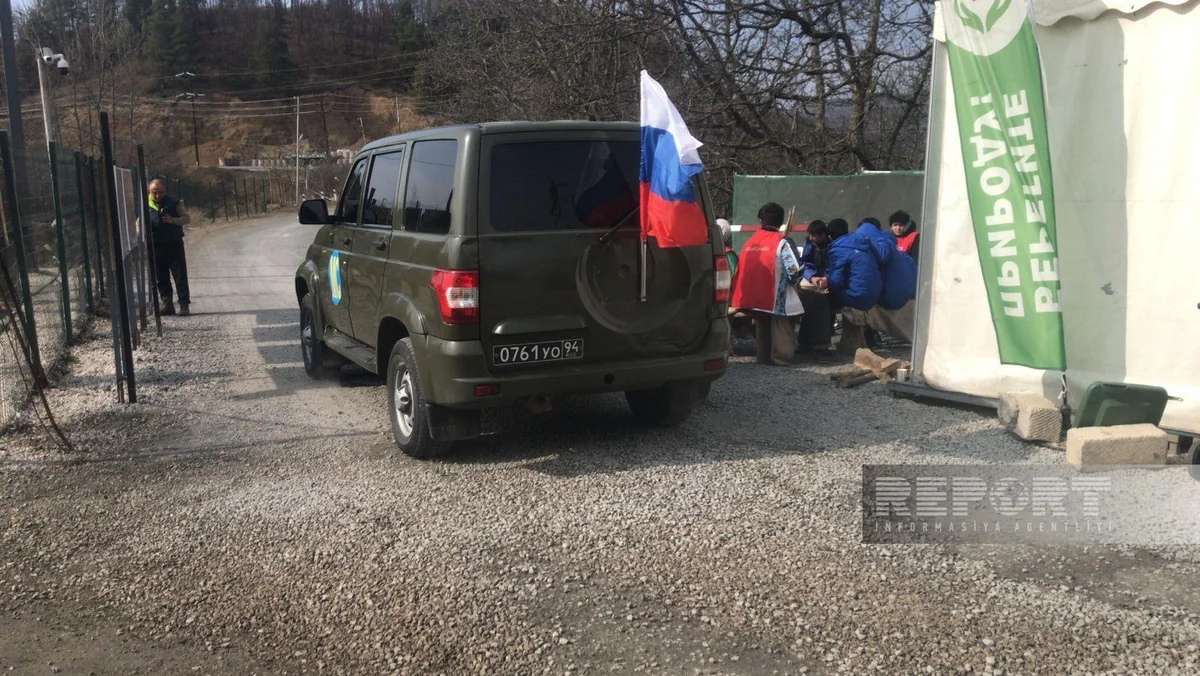 2 vehicles of Russian peacekeepers move freely along Khankandi-Lachin road
