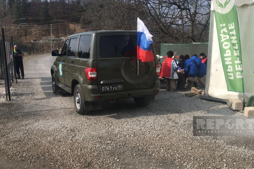 2 vehicles of Russian peacekeepers move freely along Khankandi-Lachin road