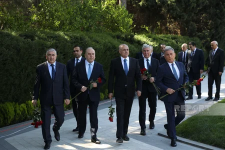 Dövlət və hökumət rəsmiləri Fəxri xiyabanı ziyarət ediblər