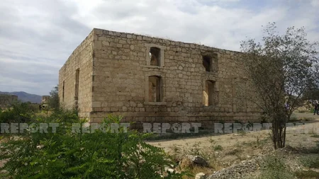 Xaricdə təhsil almış məzunlar Ağdam Dövlət Dram Teatrının qarşısında milli musiqilərimizi ifa ediblər