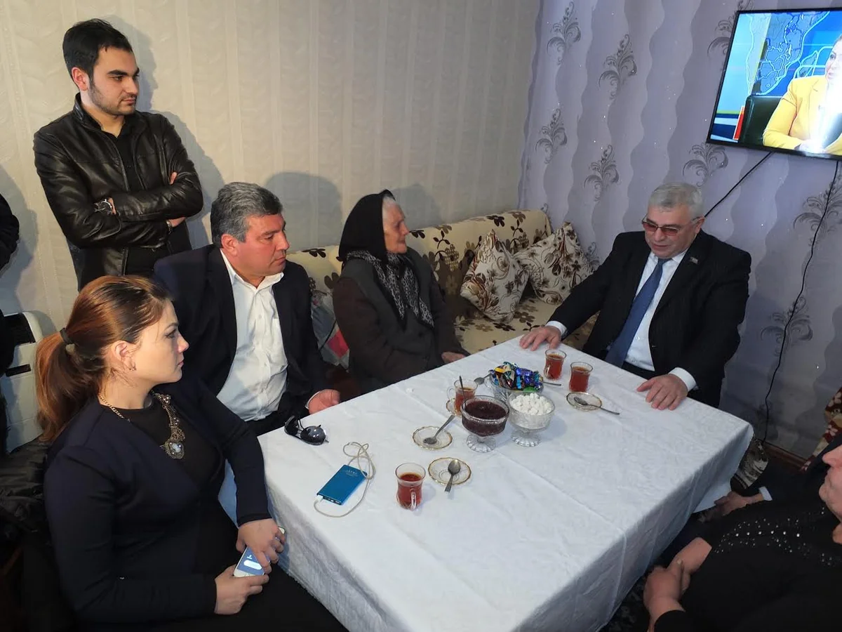 Milli Məclisin deputatı Xocalı soyqırımı zamanı 20 nəfər yaxınını itirmiş qadına baş çəkib