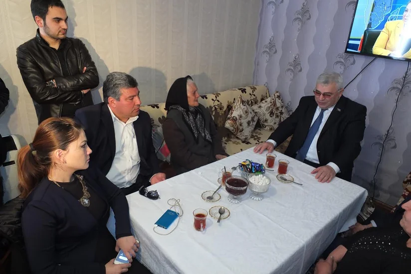 Milli Məclisin deputatı Xocalı soyqırımı zamanı 20 nəfər yaxınını itirmiş qadına baş çəkib