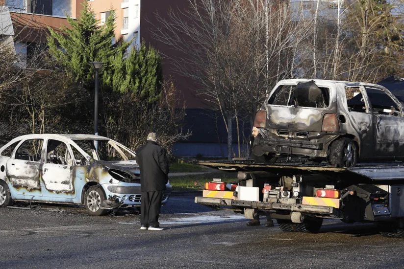 В новогоднюю ночь во Франции сожгли 874 машины, задержаны 440 человек