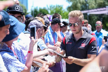 Формула-1: Пилоты команды Haas провели на Бакинском бульваре автограф-сессию