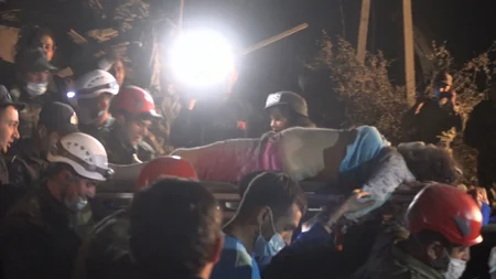 Xilasedicilər Gəncədə dağıntılar altından 52 yaralı və 13 meyit çıxarıb