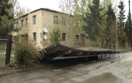 Mingəçevirdə uşaq bağçasının həyətini su basıb, ərazidəki tikili uçub