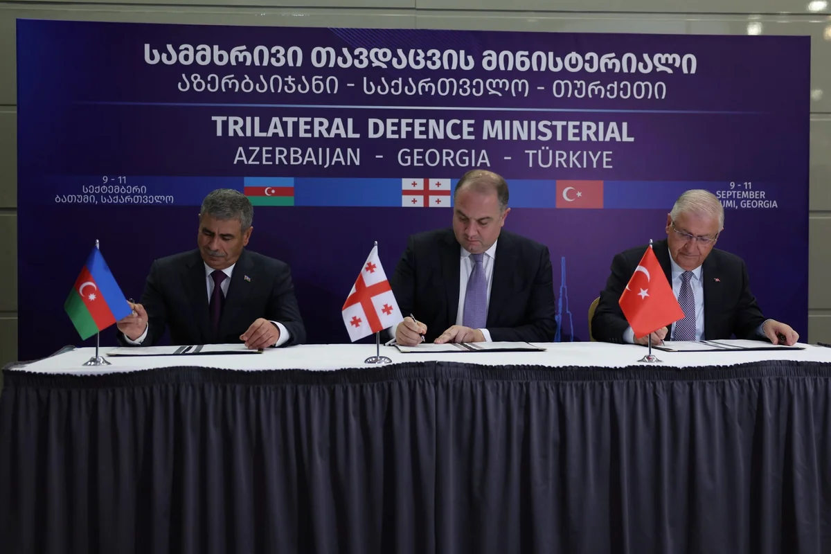 Batumidə Türkiyə, Azərbaycan və Gürcüstan müdafiə nazirləri arasında üçtərəfli saziş imzalanıb - YENİLƏNİB-2