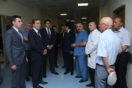 Niyazi Bayramov Kəlbəcərdə minaya düşərək xəsarət alan polkovniki ziyarət edib