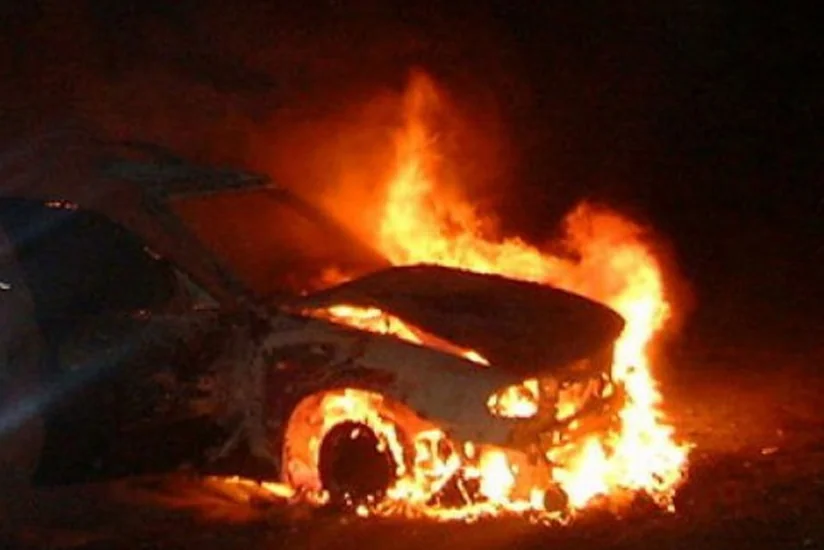 Bakıda BMW markalı minik avtomobili yanıb