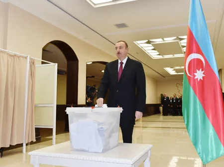 ​Azərbaycan Prezidenti İlham Əliyev 6 saylı seçki məntəqəsində səs verib