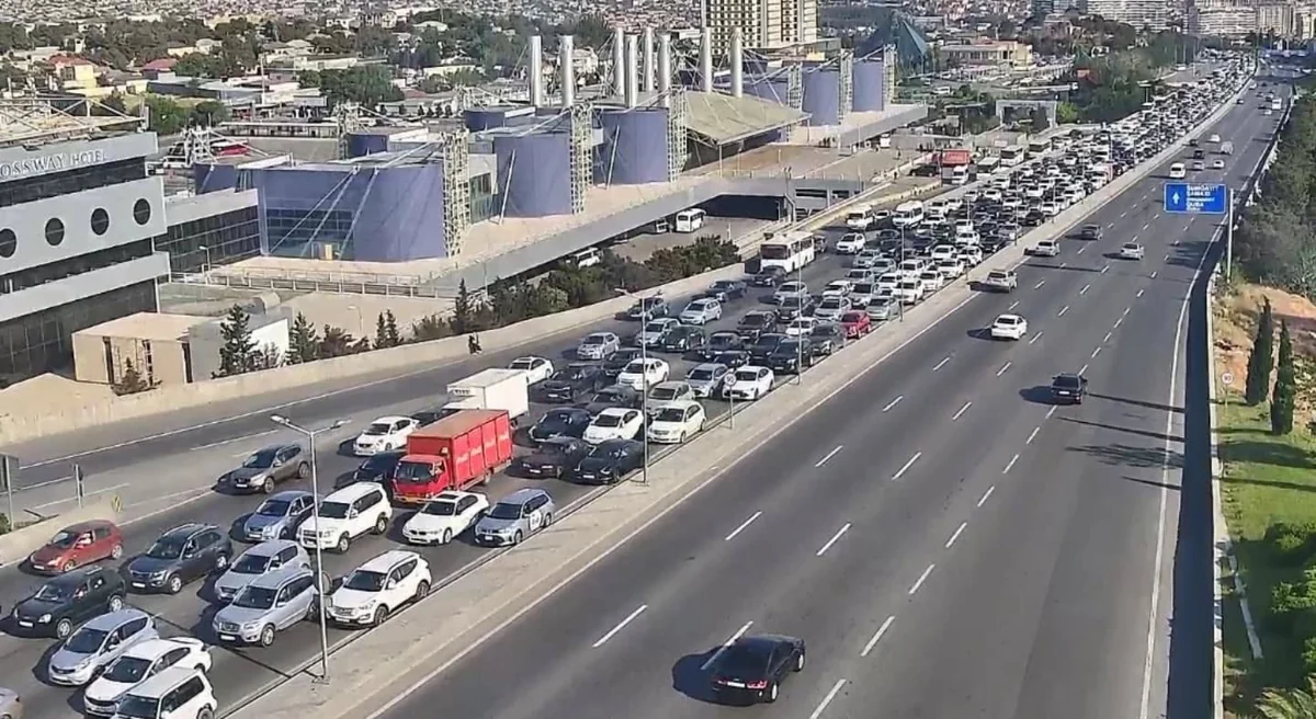 Bakının bir sıra yollarında tıxac yaranıb