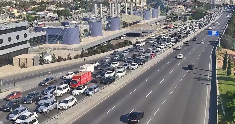 Bakının bir sıra yollarında tıxac yaranıb