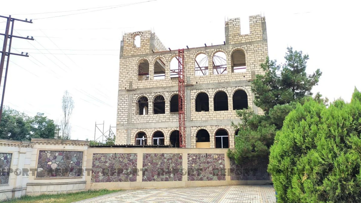 Qubada fəhlə işlədiyi binadan yıxılaraq ölüb