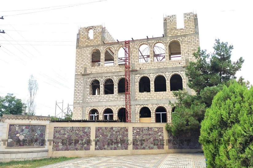 Qubada fəhlə işlədiyi binadan yıxılaraq ölüb