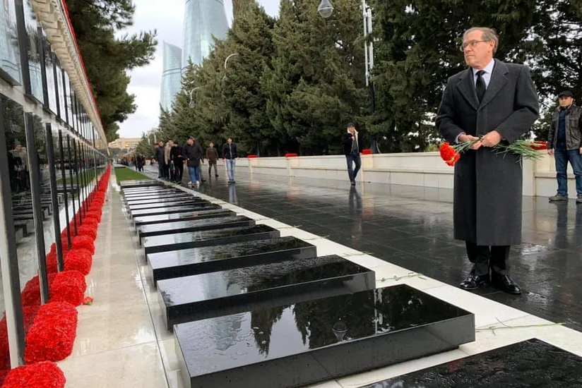 ABŞ səfiri 20 Yanvar qurbanlarının xatirəsini anıb