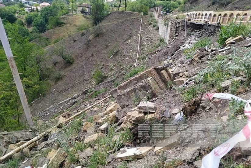 Yardımlıda torpaq sürüşməsi olub, yolda hərəkət məhdudlaşıb