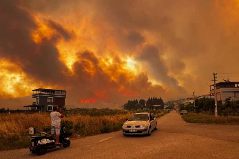 İzmirin bir neçə rayonunda meşə yanğını qeydə alınıb, yaşayış məntəqələri təxliyə edilib - YENİLƏNİB