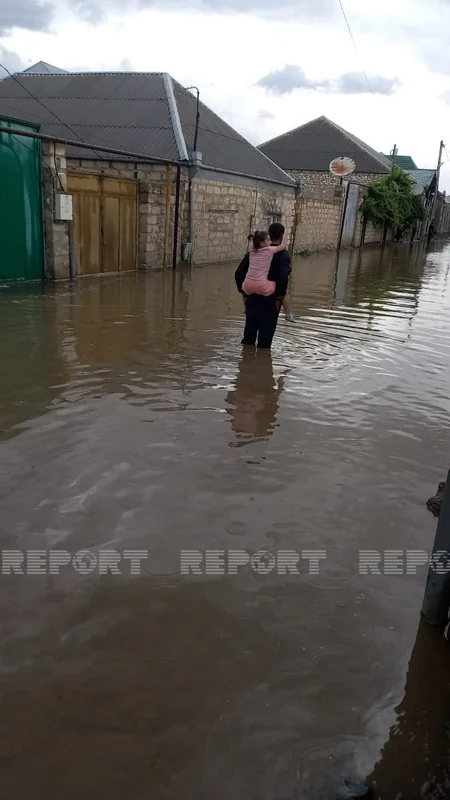Gəncədə yağış suları evlərə dolub - VİDEO