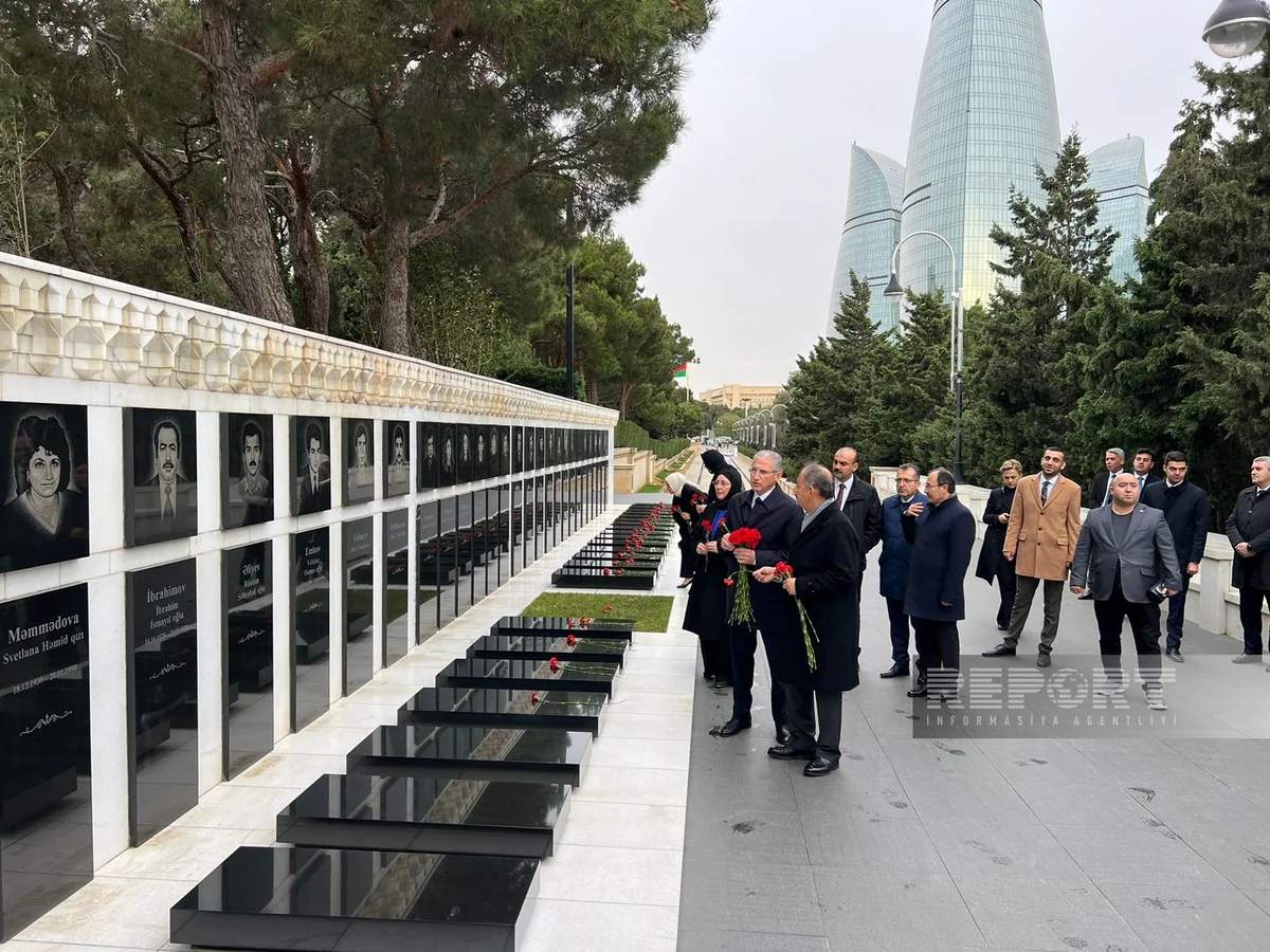 Türkiyəli nazir Fəxri və Şəhidlər xiyabanlarını ziyarət edib - YENİLƏNİB