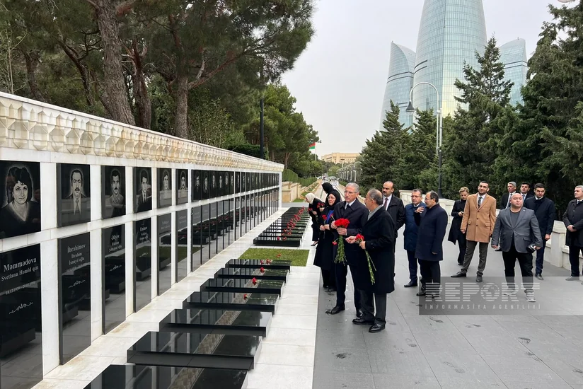 Türkiyəli nazir Fəxri və Şəhidlər xiyabanlarını ziyarət edib - YENİLƏNİB