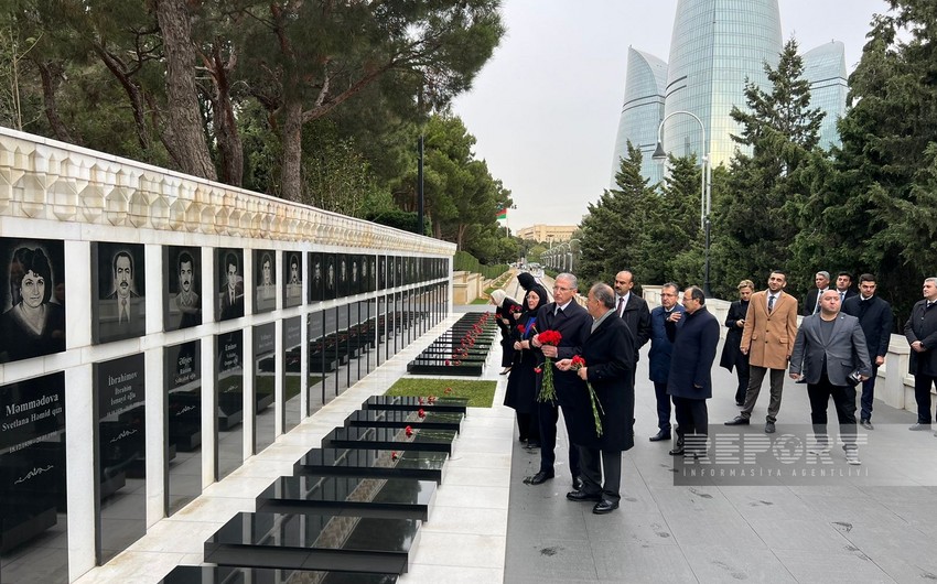 Türkiyəli nazir Fəxri və Şəhidlər xiyabanlarını ziyarət edib - YENİLƏNİB