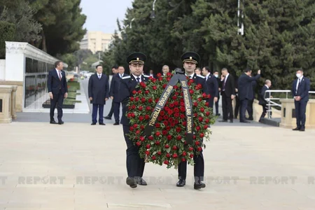 Türk Şurasına üzv dövlətlərin Baş prokurorları Fəxri və Şəhidlər xiyabanlarını ziyarət edib 