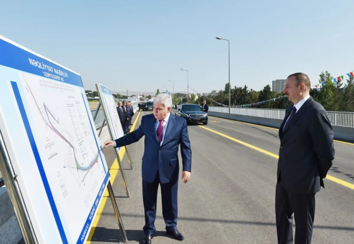 Prezident İlham Əliyev Beynəlxalq Avtovağzal ərazisindən Bakı dairəvi yolunu birləşdirən körpünün açılışında iştirak edib