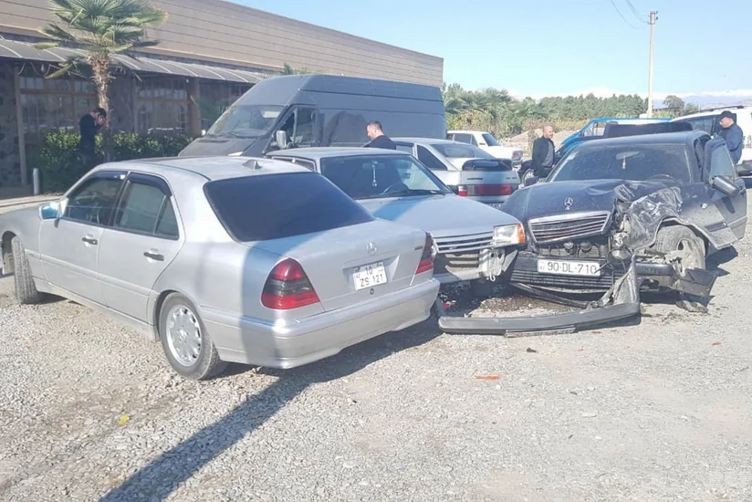 Göyçayda zəncirvari yol qəzası baş verib, 5 avtomobilə ziyan dəyib - FOTO