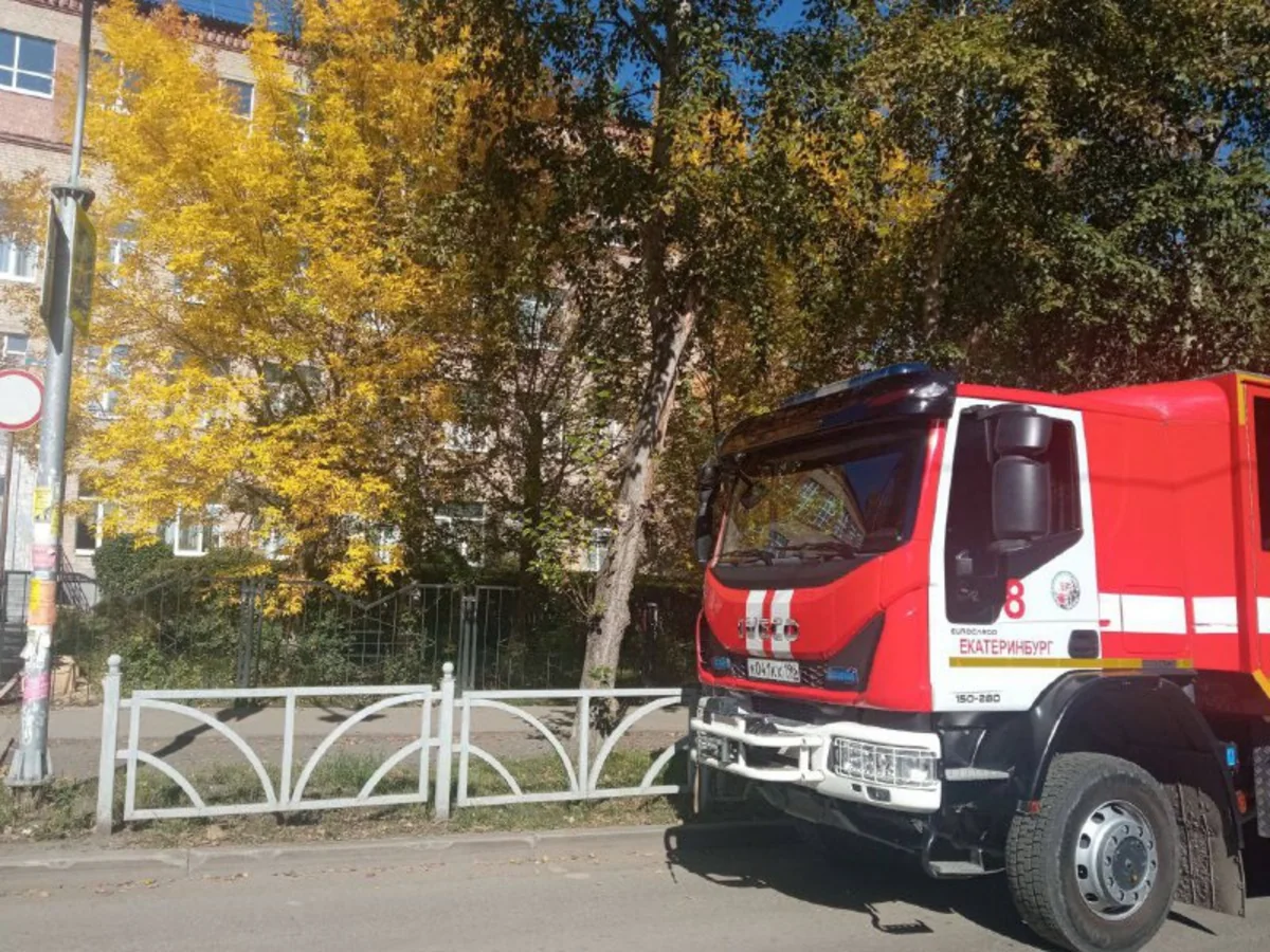 В Екатеринбурге около 700 учеников школы эвакуировали из-за пожара