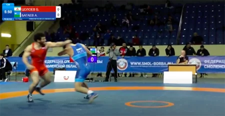 Rusiya çempionatında güləşçilər arasında yumruq davası