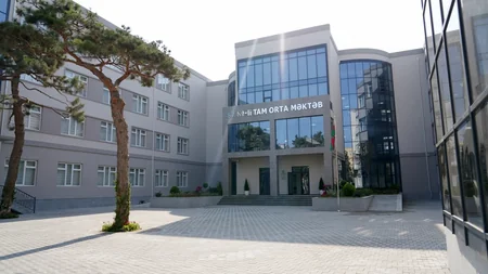 Prezident Bakıda yeni inşa edilən məktəb kompleksində yaradılan şəraitlə tanış olub