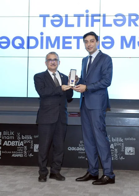 Fərid Qayıbov təltif olunmuş şəxslərə mükafatları təqdim edib