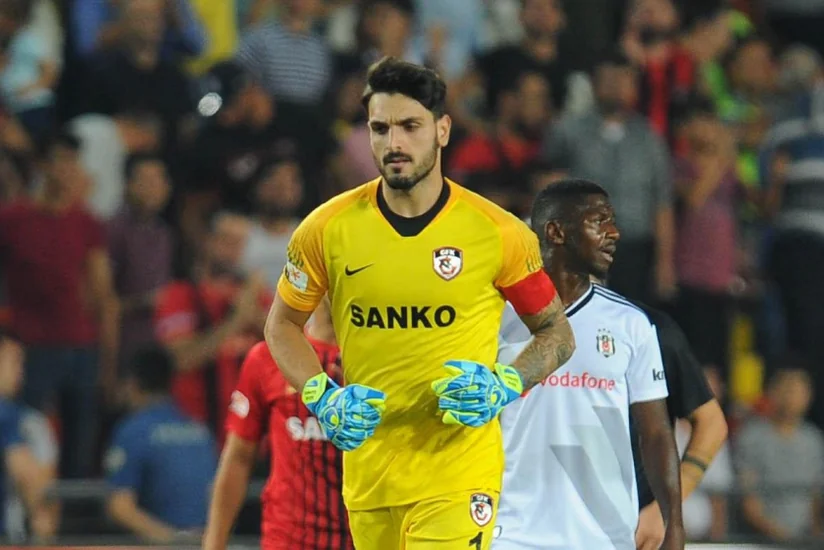 Qalatasaray Beşiktaşın sabiq qapıçısını heyətinə qatıb