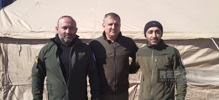 Azərbaycanın könüllü həkimləri ilə iş adamı Kahramanmaraşın daha bir bölgəsində yeməklər paylayıb - YENİLƏNİB