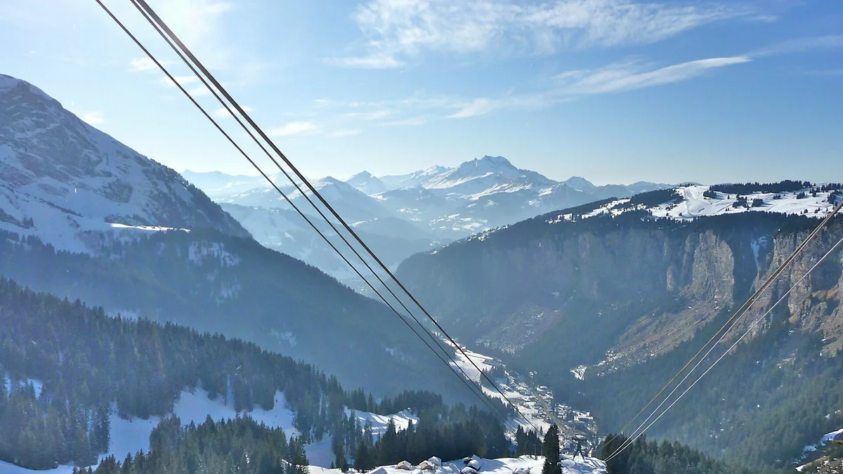 Fransada qar uçqunu nəticəsində ölənlər var