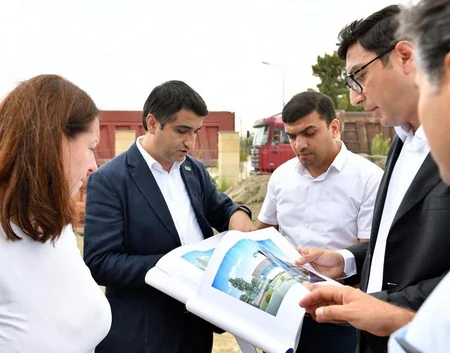 Fərid Qayıbov Hacıqabulda idman meydançasının vəziyyəti ilə tanış olub