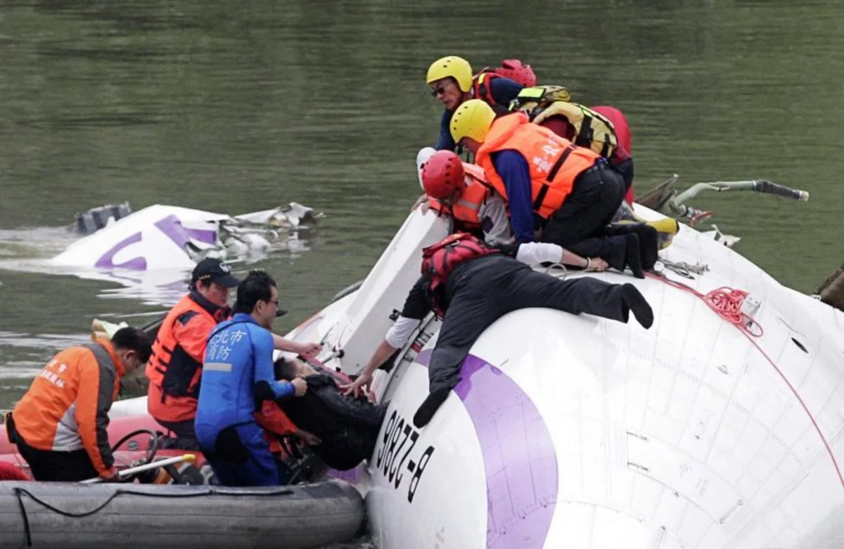 Число жертв крушения самолета TransAsia Airways возросло до 31
