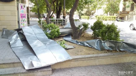 Bakıda güclü külək binanın damını uçurub - FOTO - VİDEO - YENİLƏNİB