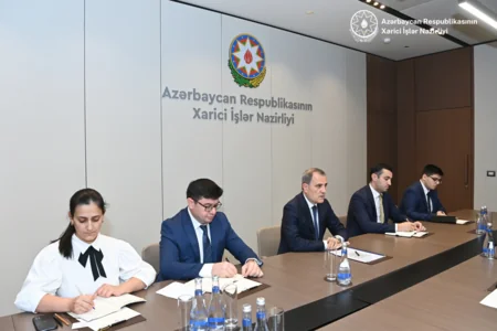 Ceyhun Bayramov tacikistanlı həmkarı ilə regional məsələləri müzakirə edib