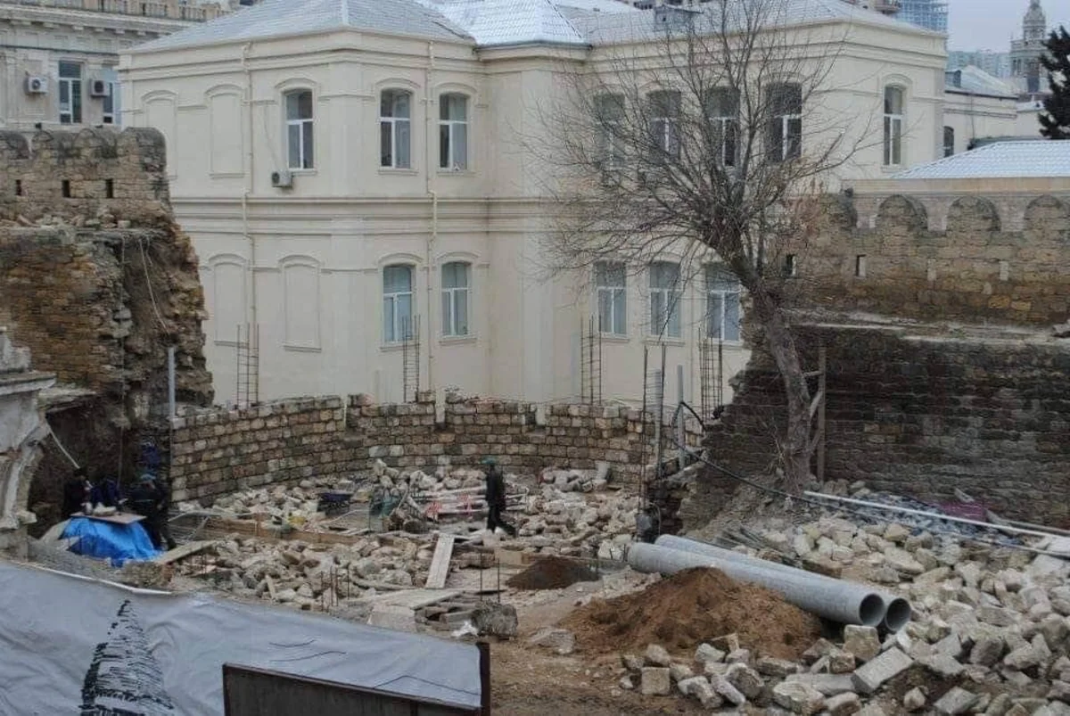 Səkkiz il əvvəl çəkilən foto ətrafında qoparılan hay-küy: İçərişəhərdə nə baş verir?