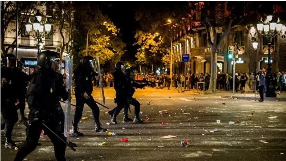 Barselonada etirazçılarla polis arasında toqquşmalar zamanı 46 nəfər xəsarət alıb - YENİLƏNİB