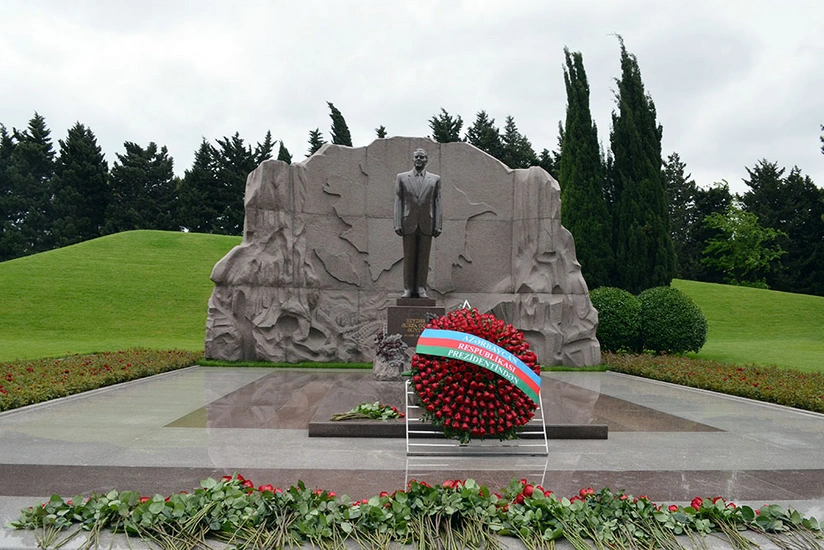 Defense Ministry’s leadership pay tribute to memory of National Leader