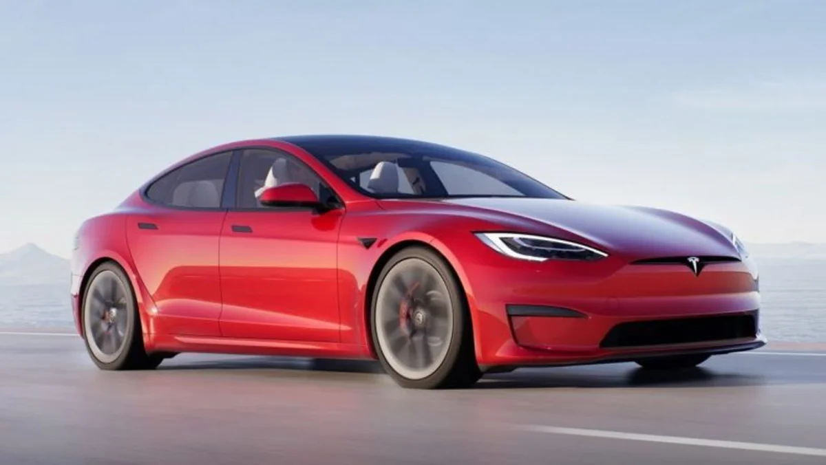 Tesla начала поставки самой мощной версии электроседана