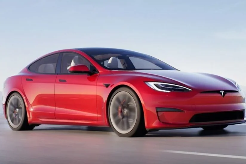 Tesla начала поставки самой мощной версии электроседана