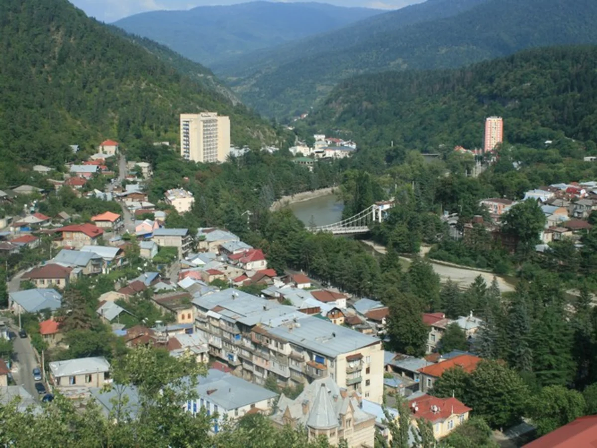 Gürcüstanda leysan yağışları səbəbindən Borjomi kurortu sular altında qalıb