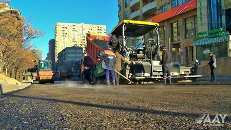 Bakının Bəsti Bağırova küçəsində asfaltlanma işləri aparılır