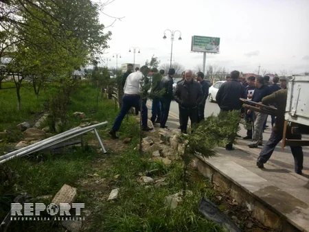 Qubada maşın maneəni aşaraq kafenin həyətinə girib, 1 nəfər yaralanıb - FOTO