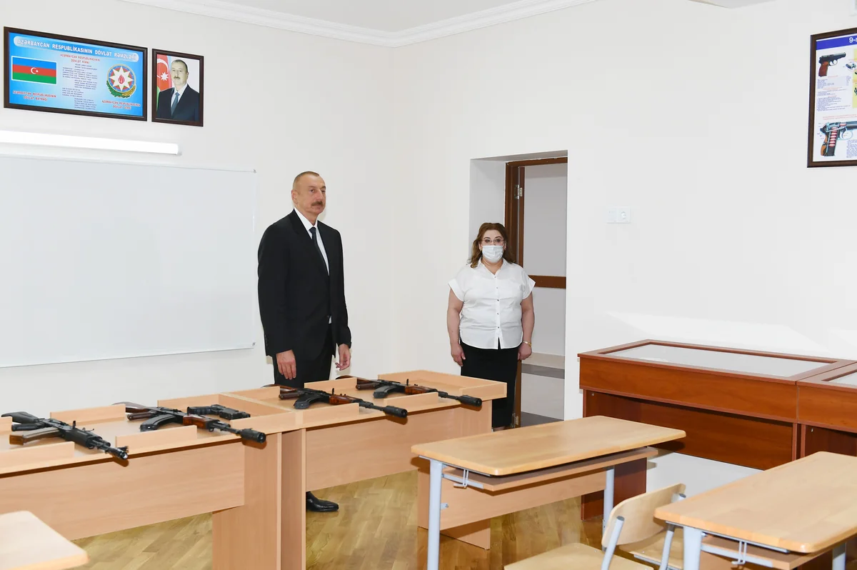 Prezident İlham Əliyev məktəbdə aparılan əsaslı təmir işləri ilə tanış olub