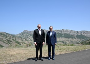 İlham Əliyev və Qurbanqulu Berdiməhəmmədov Daşaltı kəndinin fonunda şəkil çəkdiriblər