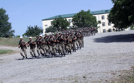 MN: Təlimlərdə iştirak edən qoşunlar əməliyyat təyinatı rayonları istiqamətində hərəkət edir - VİDEO
